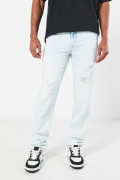 Jean azul claro slim con desgastes, rotos y tiro bajo